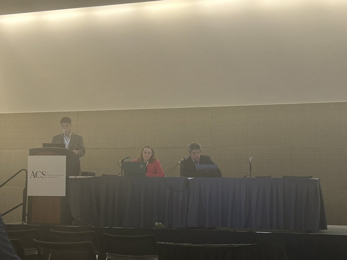 Great job John Chou, our 3rd year Med Student from @TuftsMedSchool presenting our work #ACSCC23 . Thank you @BugaevNikolay @TheJhall13 @TuftsMedicalCtr @TuftsMedicine @TuftsMCSurgery