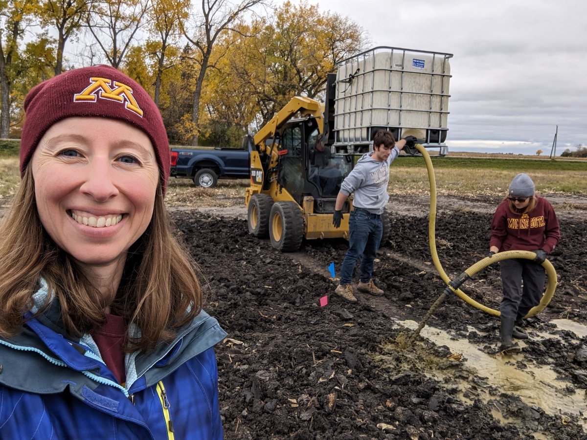 Guess what we're doing today? Up in Nashua applying dairy #manure to our sugarbeet research plots. Trying to get in before the rain starts. #MNag @UMNNutrientMgmt @UMNExt