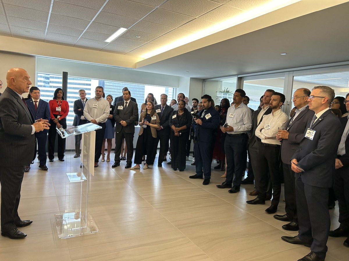 whitmire_john's tweet photo. Spent a nice afternoon with members of HNTB. I’ve always said during this campaign how public safety and fixing our infrastructure are a priority. If given the opportunity to be Houston’s next mayor, you’ll see a change. https://t.co/YhwC51R6Cg