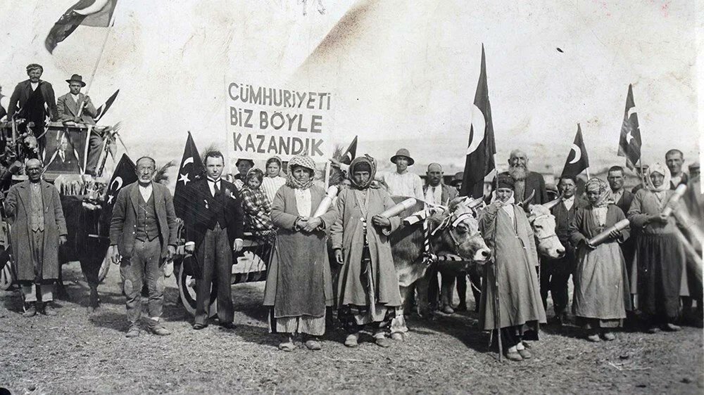 Çizerek kanımızla öz yurdun hartasını,
Dindirdik memleketin yıllar süren yasını;
Bütünledik her yönden istiklâl kavgasını...
Bütün dünya öğrendi Türklüğü saymasını!