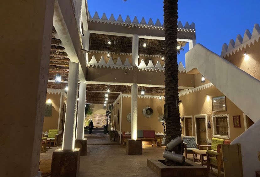 متحف وكافيه أجا وسلمى☕️ بـ #حائل حلو ورايق جلساته هادئة الديكور تراثي يعيشك أجواء الماضي،المتحف متنوع وممتع ودخوله برسوم، الكوفي☕️ والحلويات🍰 ممتازة👍🏻، مناسب للعائلات والشباب، يفتح من ⏰ ٣:٣٠ العصر إلى ٢ الفجر.
تقييم الزوار: 3.8 ⭐️ 

#ماب_السعودية
الموقع:
maps.app.goo.gl/KdbCGys2rg2Pfy…