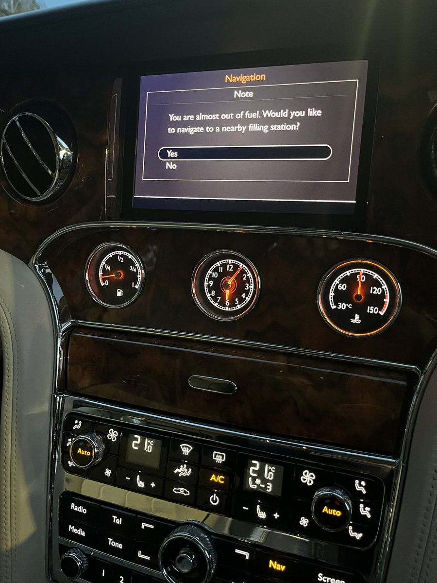Ecomotive1's tweet photo. Not everything about driving a Bentley Mulsanne is positive. 🤷‍♂️👀 https://t.co/tznTc4KvJs
