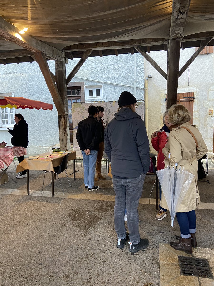 RemyArthur2's tweet photo. De retour de 3 jours de résidence à Lignières ! On a rencontré les habitants à l’occasion du marché hebdomadaire, visité l’ensemble du patrimoine communal, travaillé avec les acteurs du centre-bourg … pour faire émerger un projet de revitalisation partagé ! https://t.co/fydPTfSAxh