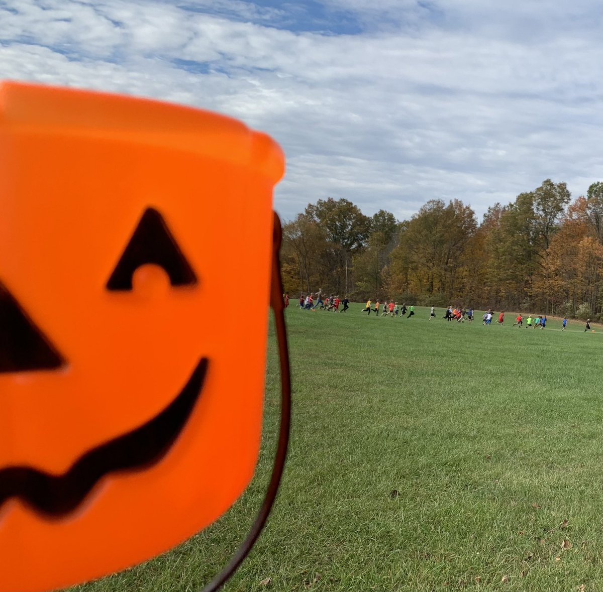 setechteacher's tweet photo. What a beautiful day for a Pumpkin Run! 🎃 All grades K-5 gave it their all and cheered on their peers! 💕🏴‍☠️ #sepirates https://t.co/G0QEcsaMu4