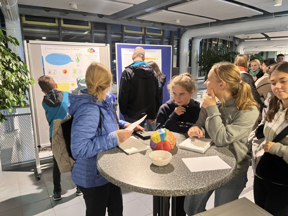 ali_asgher_ali's tweet photo. Wonderful time at the @grk2162 Neurodevelopment and Vulnerability of the #CNS at the #LNoS #LNdW23! Wonderful to see so many age groups curious about #neuroscience at #FAU.
Thank you to @Veronika_Sig and Sarah Frank and here’s to inspiring more young scientists! https://t.co/NYwcjYXxoT