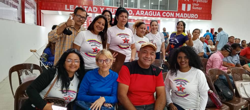 leoalvacabrera's tweet photo. #25Oct 
Seguimos en Batalla y Victoria junto a nuestro movimiento Educadores de Aragua, listo para la gran marcha en apoyo a nuestro presidente @NicolasMaduro 
¡Unir, Sumar y Organizar! 
#ActivosYFirmes 
@NicolasMaduro 
@dcabellor 
@PartidoPSUV 
@Soykarinacarpio https://t.co/J0qvWA4TKI