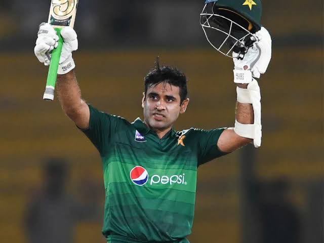 اس کا کیا قصور تھا ؟؟؟
اس کا قصور یہ تھا کہ یہ خطرہ بن رہا تھا دوستوں کیلئے جہاں موقع دے رہے تھے رنز بنا رہا تھا اسے لئے آنکھوں رڑک رہا تھا مکھی کو جس طرح دودھ سے نکال کر پھینکا جاتا ہے اسی طرح انہیں ٹیم سے نکالا گیا۔ 
پھر کہتے ہیں ٹیلنٹ نہیں ہے