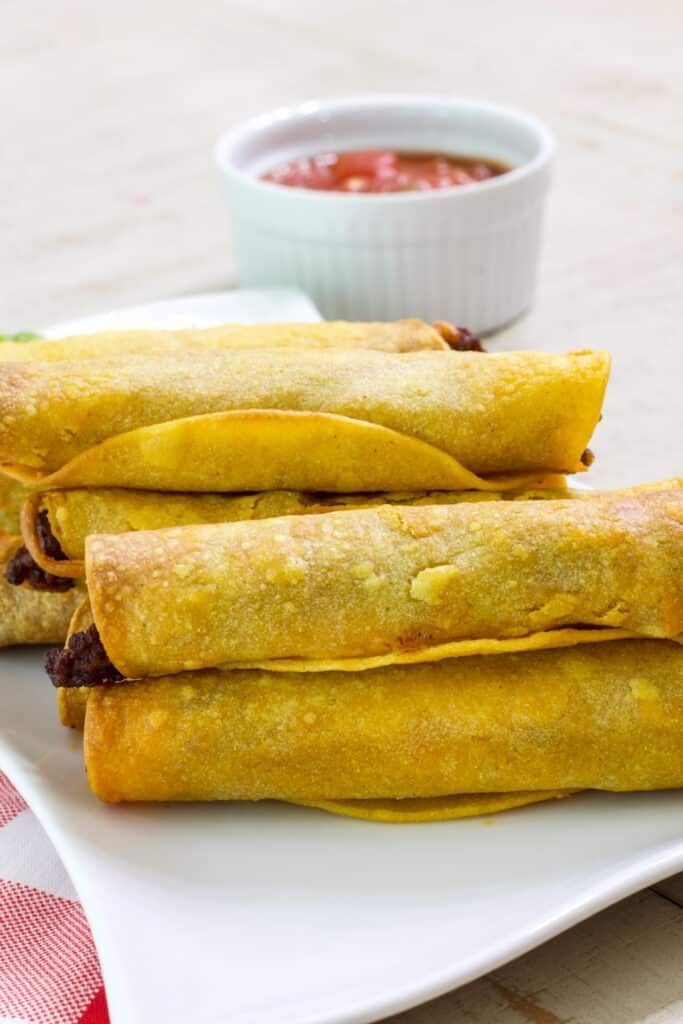 Easy Homemade Air Fryer Ground Taquitos ⇣ mindyscookingobsession.com/easy-homemade-… A quick dinner that makes 20 taquitos at a time - great for get togethers and as leftovers! All you need is a filling, tortilla, and a air fryer! #airfryer #dinner #taquitos #beef