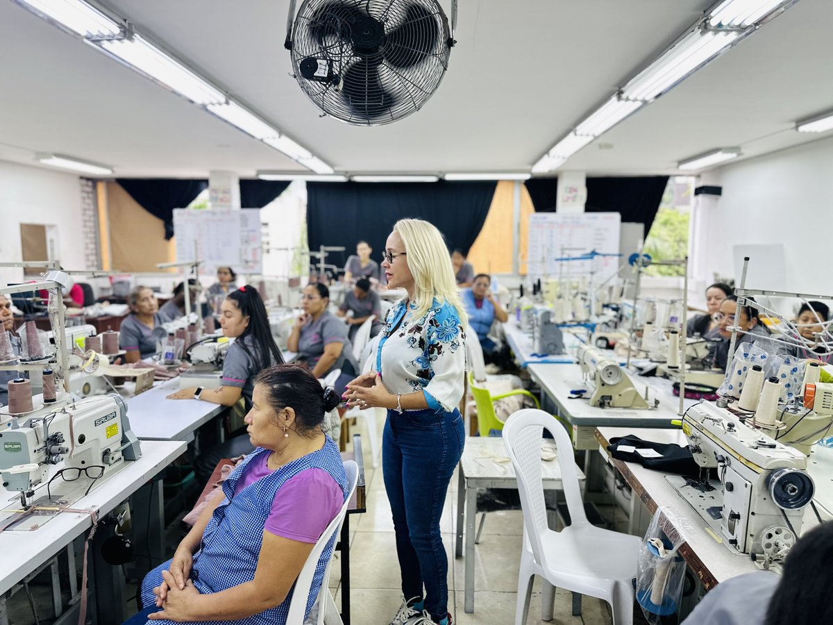 Soynormaruiz's tweet photo. 🦁🧡🚩Agradezco a las directivas y a los trabajadores de la empresa @fajaszarey por brindarme el espacio para compartir mis propuesta sobre el desarollo empresarial y creación de empleos para el valle del Cauca.
#71elvalleconnorma https://t.co/LZ2JbkF1ZA
