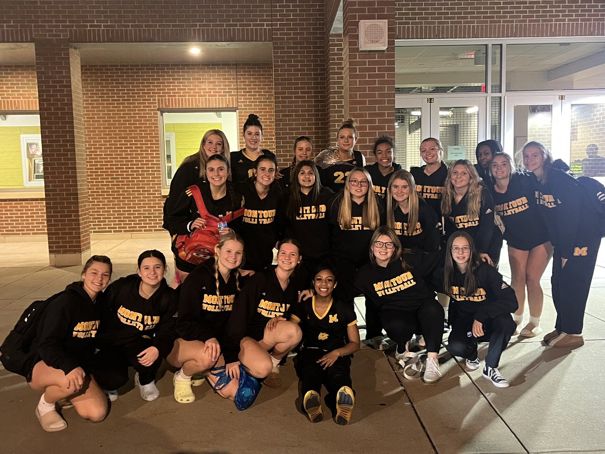 MontourGirlsVB's tweet image. And that’s a win!! Tonight’s 3-set sweep against Knoch moves us into round 2 of the WPIAL playoffs! Our next game will be on Saturday. Opposing team, time and place TBD. 
Let’s gooooo 💪🏻🏐