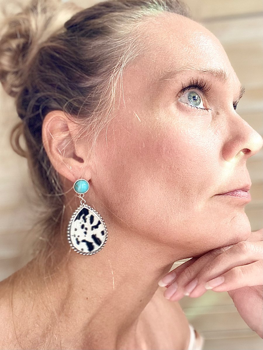 Saddle up, fashionista! Our Western Style Earrings add a touch of rustic charm to any outfit. Grab these beauties and let your style roam free. 🌾🌟 

bitly.ws/Yxcr

#WesternGlam #peachmimosastyle #westernstyle #cowprint #boutiquestyle #boutique #earrings #jewelry