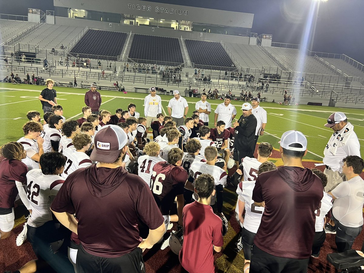 It’s always great to watch these two programs go at it to end the middle school season. S/O to our middle school coaches and the work they put in. Can’t wait to combine these two groups next year. The future is bright <a href="/DripFB/">Dripping Springs HS Football</a> 💪🏼
#TPD