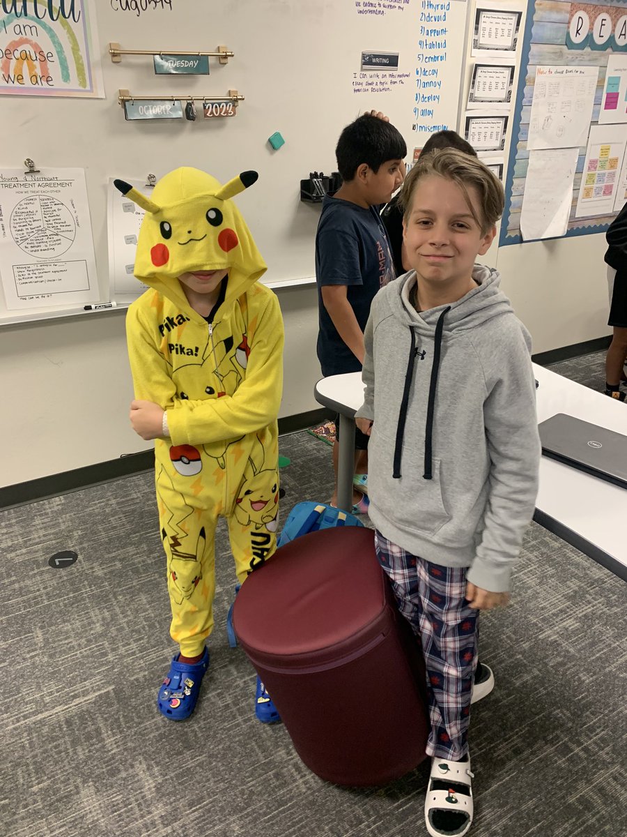 MsYoungs5th's tweet photo. ✨follow your dreams✨day has been our favorite day of Red Ribbon Week!! We may or may not have had a whole photo shoot this morning.. 😂 @Robertson_Elem #RESUbuntu #RobertsonU https://t.co/dXpMdIk9NL