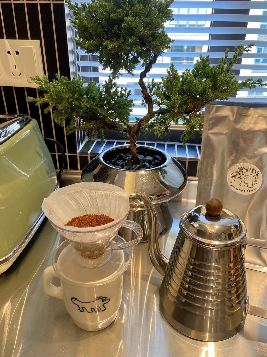 AnnetteMytton's tweet photo. Very, VERY CASUAL CUP OF COFFEE ☕ BUT drinking really too comfortable, solid sweet feeling full of AFTERtaste ALL THE WAY.
Enjoy your coffee with just one hand mill and one mug! ✨ https://t.co/rJj9OzBXdz