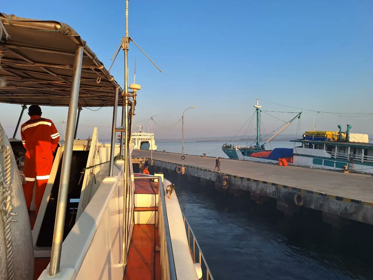 HumasSARKendari's tweet photo. Buton, 26/10 -- Ops SAR H6 terhadap 1 org ABK KM Sumber Rejeki yg terjatuh pada saat terjadi tabrakan dengan MV Sami diperairan tanjung Pemali dilanjutkan kembali oleh Tim SAR gabungan
#basarnaskendari
#rb210
#humassar304 https://t.co/deAvODLy4j