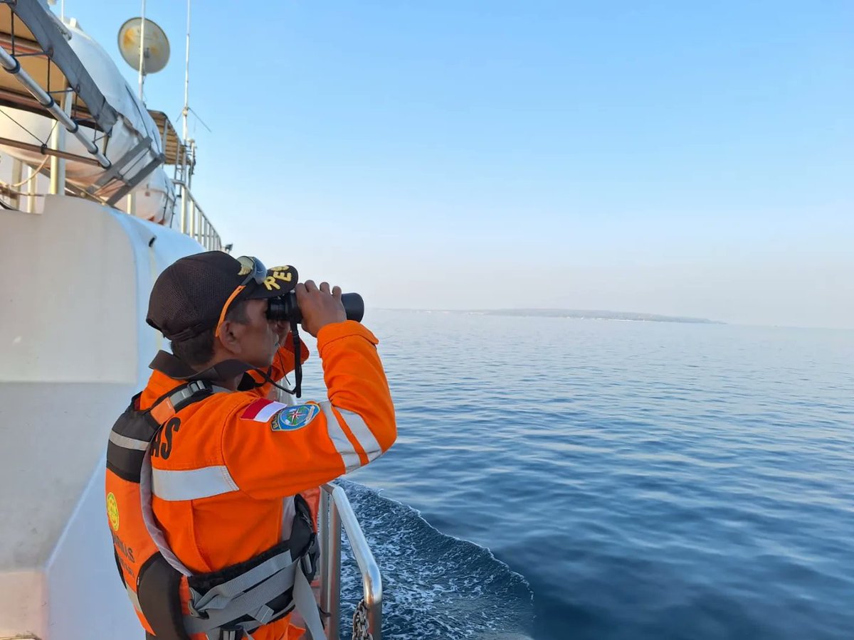 HumasSARKendari's tweet photo. Buton, 26/10 -- Ops SAR H6 terhadap 1 org ABK KM Sumber Rejeki yg terjatuh pada saat terjadi tabrakan dengan MV Sami diperairan tanjung Pemali dilanjutkan kembali oleh Tim SAR gabungan
#basarnaskendari
#rb210
#humassar304 https://t.co/deAvODLy4j