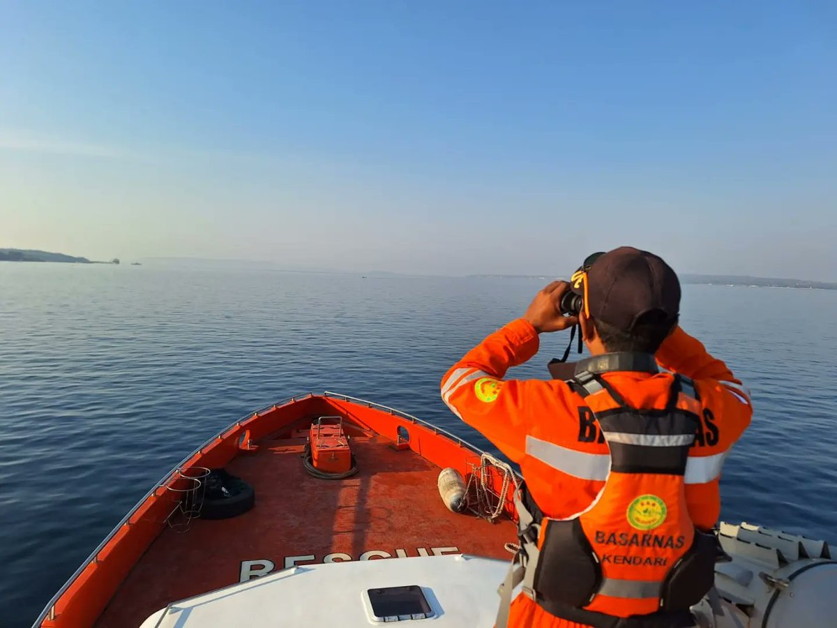 HumasSARKendari's tweet photo. Buton, 26/10 -- Ops SAR H6 terhadap 1 org ABK KM Sumber Rejeki yg terjatuh pada saat terjadi tabrakan dengan MV Sami diperairan tanjung Pemali dilanjutkan kembali oleh Tim SAR gabungan
#basarnaskendari
#rb210
#humassar304 https://t.co/deAvODLy4j