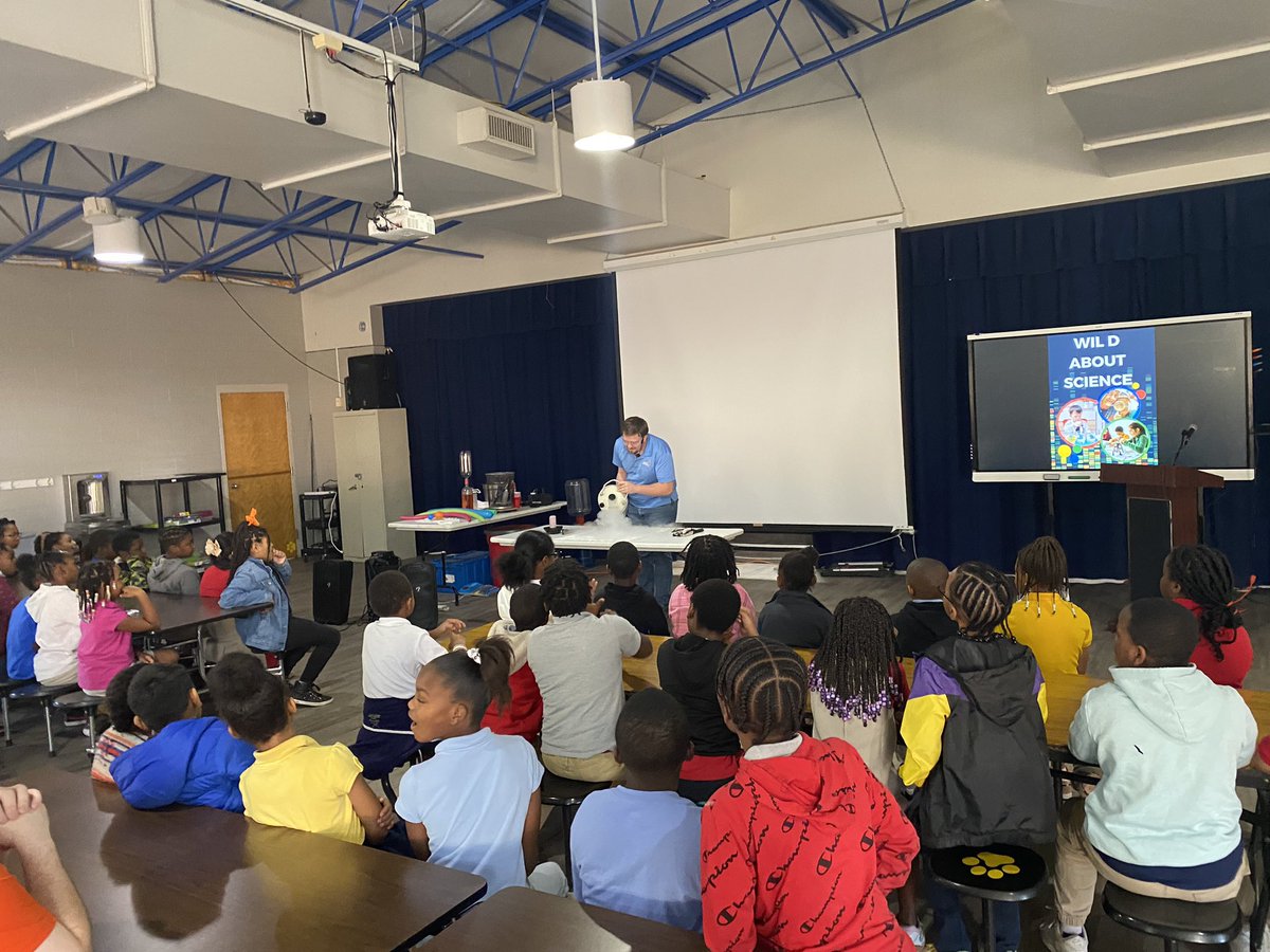 CWsteam_LRSD's tweet image. Thank you @arkmod for visiting today and engaging our 3rd-5th graders with science inquires! #wildcatway @lrsd @DrJermallWright