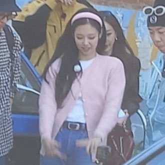 jnkloops's tweet photo. so excited for variety star jennie 🥺 https://t.co/UriiYV6jJq