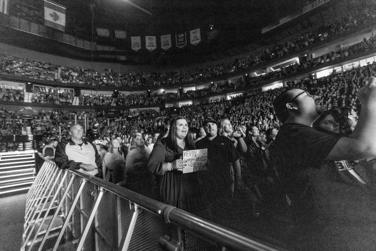 katfisch27's tweet photo. ✅ Nashville Night 2 Catwalk Seats
❌ Introducing Me
❌ Kevin Guitar Pick
✅ Kevin Smile
✅ Fratboy Nick &amp; Cowboy Joe
❔Selfie with the Bros (+ badly photoshopped out security guard)
✅ Pics taken and posted on TheFans

I’ll take the night as a win✅ https://t.co/INNZvN8PVW