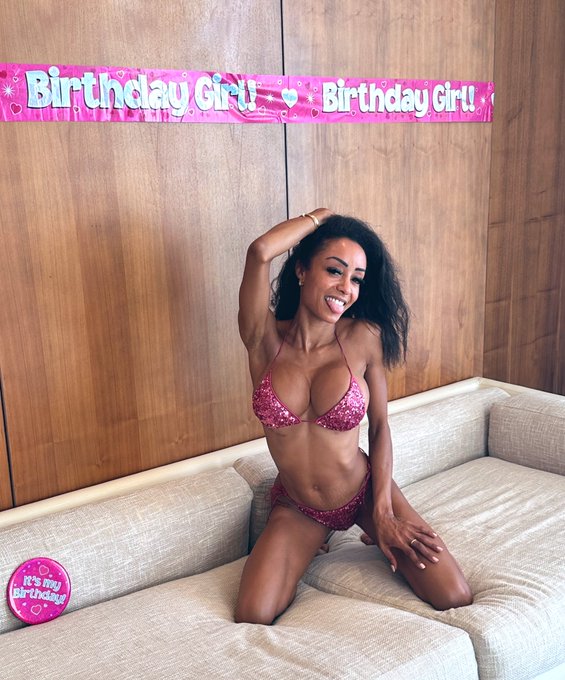 #BirthdayPrincess👸🏽 #Sunkissed #BikiniVibes in October sunshine ☀️ 🇲🇽👙 as always. I will play catch up<a href="/tag/birthdayprincess"class="tags">#BirthdayPrincess</a><a href="/tag/sunkissed"class="tags">#Sunkissed</a><a href="/tag/bikinivibes"class="tags">#BikiniVibes</a>