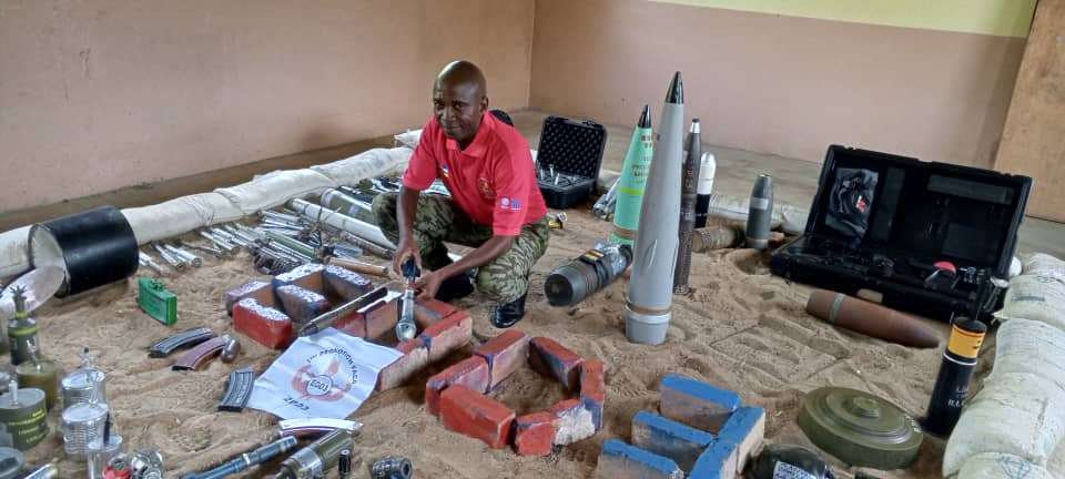 UNMAS's tweet photo. Pour soutenir la réponse de la #RCA à la menace des engins explosifs #UNMAS a formé 17 spécialistes FACA qui constitueront la première base de capacité #NEDEX nationale. Ces spécialistes représentent une nouvelle phase dans les efforts d'atténuation de la menace des EE en #RCA. https://t.co/DGqP1n4jg5