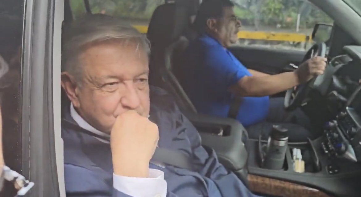roberticoavila's tweet photo. ¿Por carretera? ¡Corrupto de la fregada! Te diría tantas cosas pero solo te diré que la historia te va a juzgar… y contra eso, nada @lopezobrador_ 
#Acapulco 
#AcapulcoOtis https://t.co/nVBoimYy5l