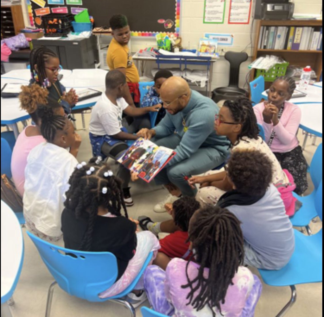 APSMediaServ's tweet photo. Thank you @PTMGL & @CocaColaCo for supporting literacy with the students at @APSWJScott elementary. Together, we can #BuildACityThatReads
#RACE2ReadAThon https://t.co/i5E0UA8hVa
