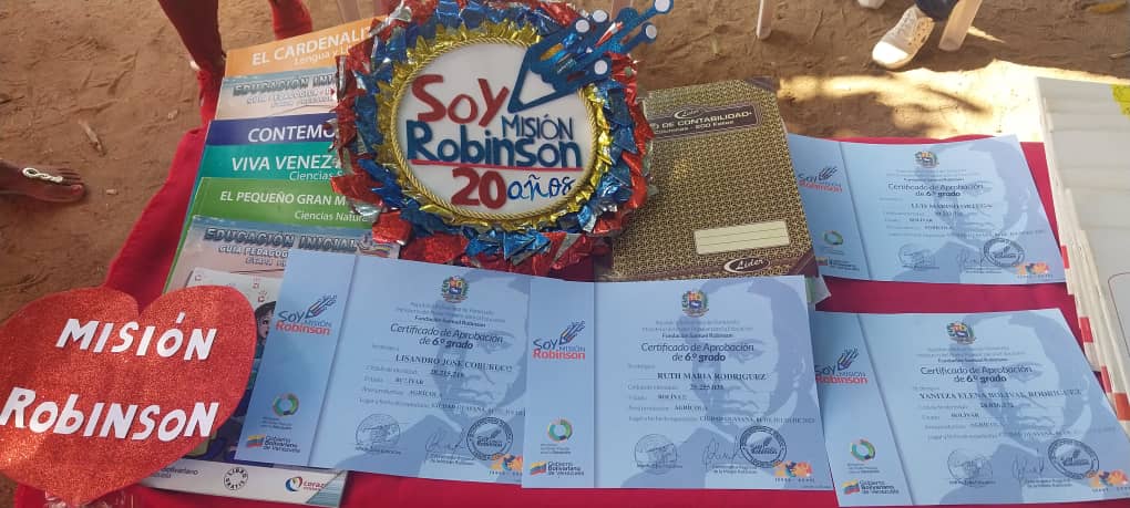 Una vez más!! #MisiónRobinson #SoyRobinsonBolivar #ActivosYFirmes En la " Jornada de Amor en Acción Inauguración BMS Los Batalladores I Municipio Caroní Estado.Bolivar.
<a href="/_LaAvanzadora/">Yelitze Santaella</a> <a href="/amarcanopsuv/">Ángel Marcano</a> <a href="/MisinRobinsonP2/">Luis Raul Padrón</a> <a href="/NicolasMaduro/">Nicolás Maduro</a> <a href="/Sociabolivarian/">Lilian Oropeza</a>  @MPPEDUCACION <a href="/vicesocial/">Vice Social</a>