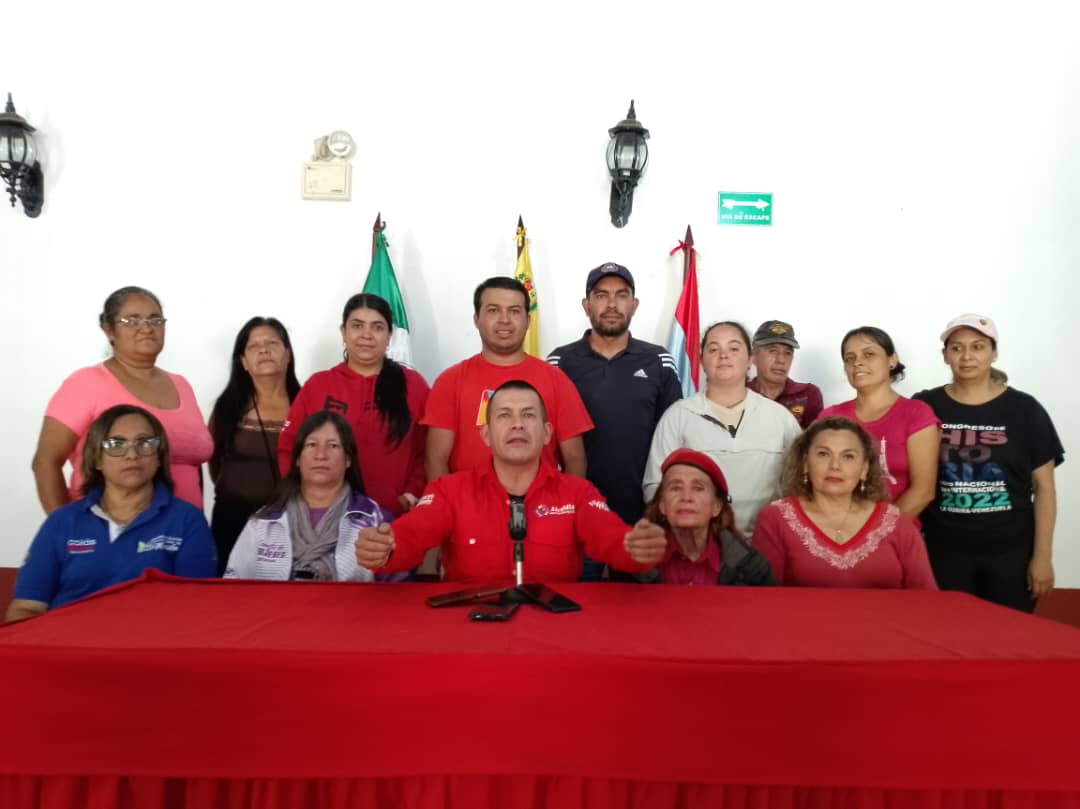 tabaypsuv's tweet photo. @PartidoPSUV del municipio Santo Marquina del estado #Mérida, este miércoles #25Octubre en rueda de prensa respaldó de manera unánime los esfuerzos de diálogo del Gobierno Bolivariano que lidera el presidente @NicolasMaduro 
 #ConElMazoDando  #AsíChillesOPataleesNoVas https://t.co/GRwZ6gBnkQ