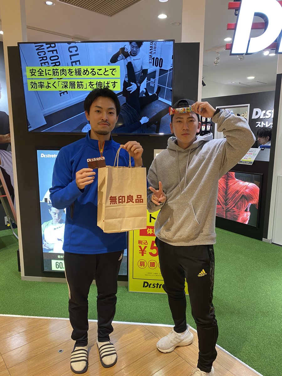 Soccer18Fm's tweet photo. 🐲店舗巡り🐲

昨日は丸井吉祥寺店🔥
🚲で1時間10分の旅でした！
開脚　151〜161cm

同期の丸山Tは丁寧・気配りを感じるストレッチとサービスでした😎

まるきちは、暖かさ・丁寧さを感じる店舗でした！

次はどこの店舗かな？

#d1swgp3
#ドクターストレッチ
#銀座一丁目店
#ボンジュール銀一 https://t.co/40DSZMKhzi