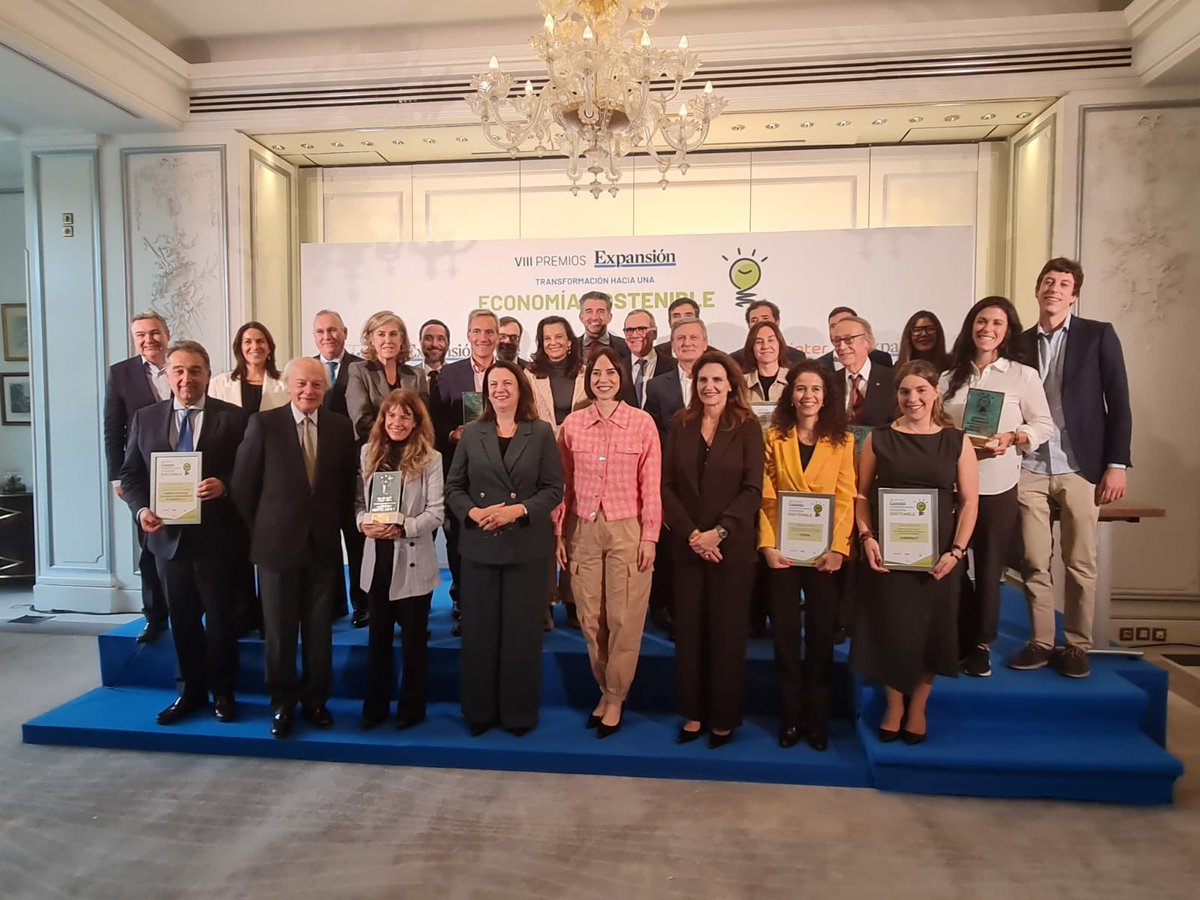 Emasagra's tweet photo. @Emasagra reconocida entre más de cien aspirantes en los “Premios Expansión hacia una Economía Sostenible” por su compromiso con la #Descarbonización. 
Este reconocimiento es fruto de la concienciación e implicación de todo el personal de la empresa. Enhorabuena! https://t.co/AivPRLl8jd
