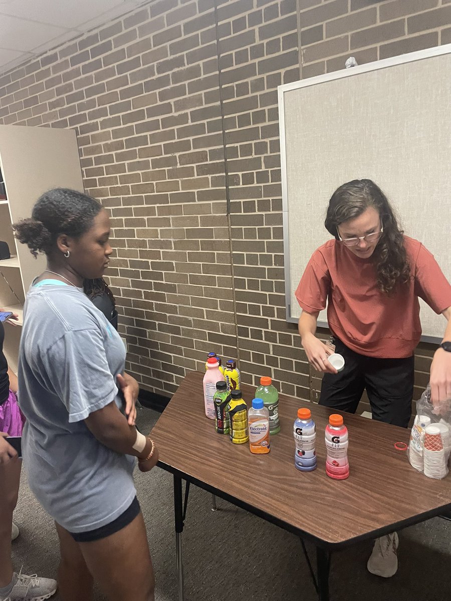 FuelingSpartans's tweet photo. Hydration product sampling with girls track! @stratford_XC_TF 

Identifying products that provide more energy than others, vs. recovery options that contain carbs and protein. Trying some different flavors too!

#FuelingSpartans https://t.co/kM9OWdcW21