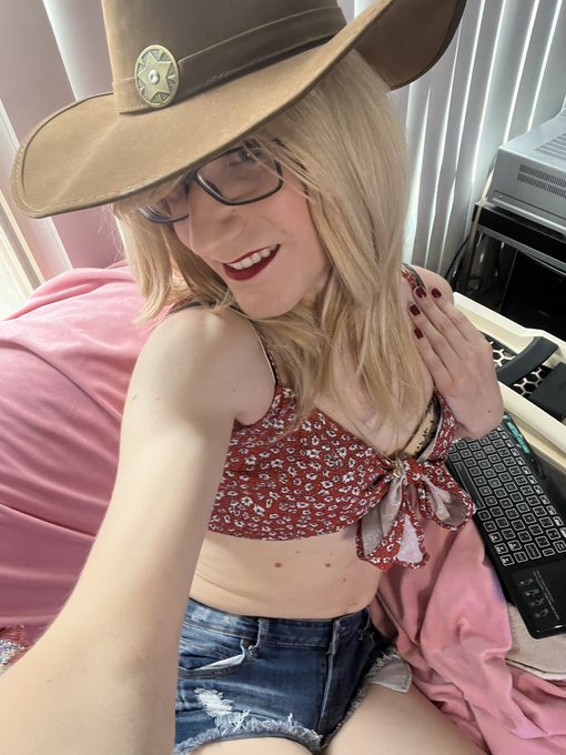 &ldquo;Howdy partner!&rdquo; Save a horse, ride a sissy! Your cowgirl Melody is LIVE 😇😈 on #chaturbate  https://t<a href="/tag/sissy"class="tags"><span>#sissy</span></a><a href="/tag/tgirl"class="tags"><span>#tgirl</span></a><a href="/tag/chaturbate"class="tags"><span>#chaturbate</span></a><a href="/tag/trans"class="tags"><span>#trans</span></a><a href="/tag/shemale"class="tags"><span>#shemale</span></a><a href="/tag/cr"class="tags"><span>#cr</span></a>