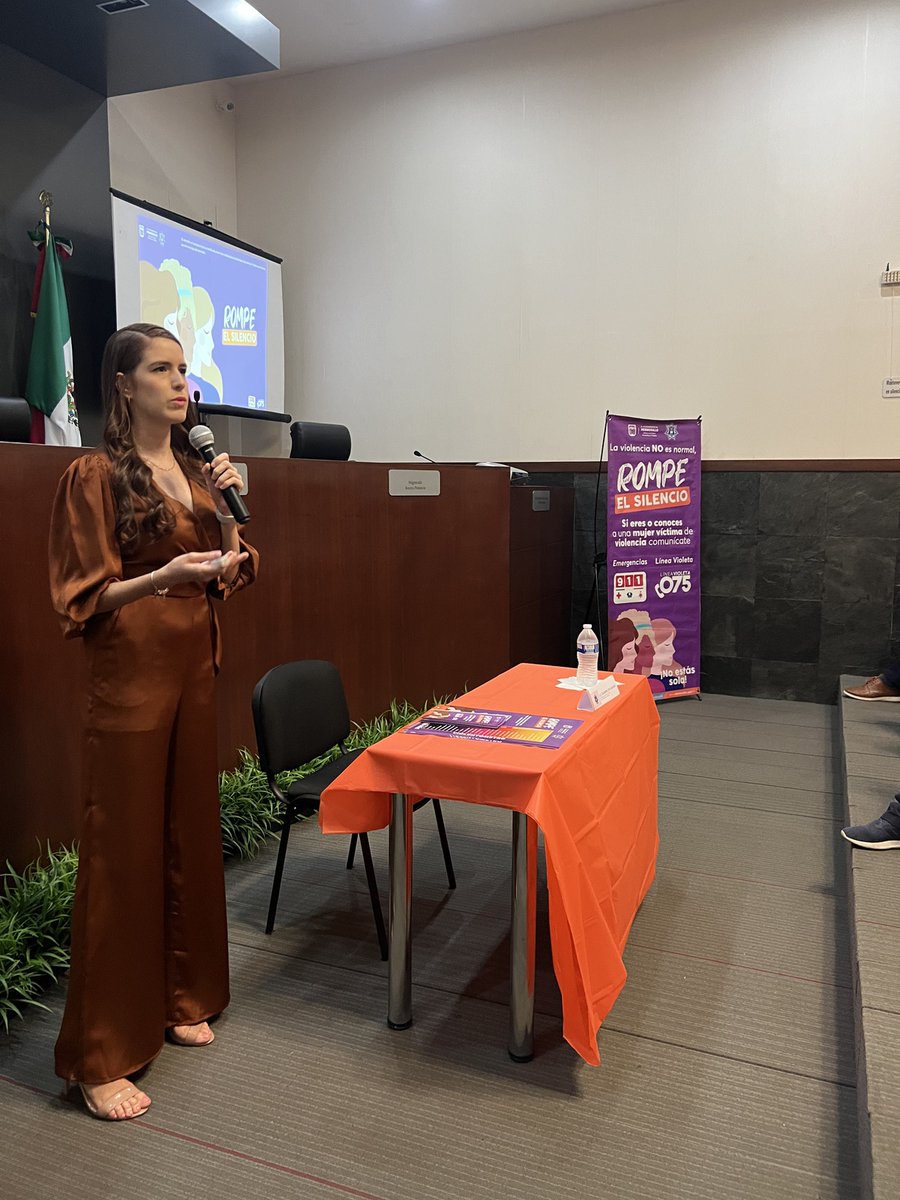 TEESonora's tweet photo. En conmemoración al #DíaNaranja, el día de hoy en el @tribunalestatalsonora tuvimos la visita de la Lic. Cassandra López Manzano @cassandralm8 Titular de la Unidad de Género de la @Policia_HMO. En donde nos brindó charla “Rompe El Silencio” al personal de #TEESON.
“La violencia NO es normal, No se justifica, NI se minimiza. 🧡