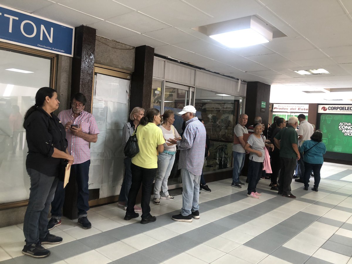 ReporteYa's tweet photo. #25Oct #BorrónYCuentaNueva
@MaryCVieira: "El desastre que tiene @CorpoelecInfo con el tema de “Borrón y cuenta nueva” es de antología. En Concresa la gente llega desde antes de las 5 am y una vigilante del CC hace una lista. El personal aparece a las 9:30 y atiende a 40 por día, la mayoría: 3ra edad. Invivible este país."