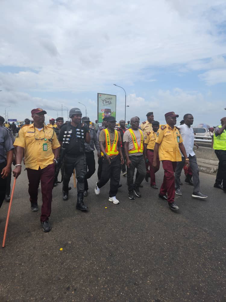 Sola_Giwa's tweet photo. Over 250 vehicles were apprehended. Safety prevails in Lagos and the enforcement continues. 

By extension, this is to warn members of the public that there are abundant approved parking spaces in Lagos. Do not patronize area boys and park indiscriminately.

@followlastma https://t.co/IcOj4yZKjv