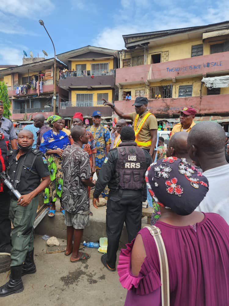 Sola_Giwa's tweet photo. Over 250 vehicles were apprehended. Safety prevails in Lagos and the enforcement continues. 

By extension, this is to warn members of the public that there are abundant approved parking spaces in Lagos. Do not patronize area boys and park indiscriminately.

@followlastma https://t.co/IcOj4yZKjv