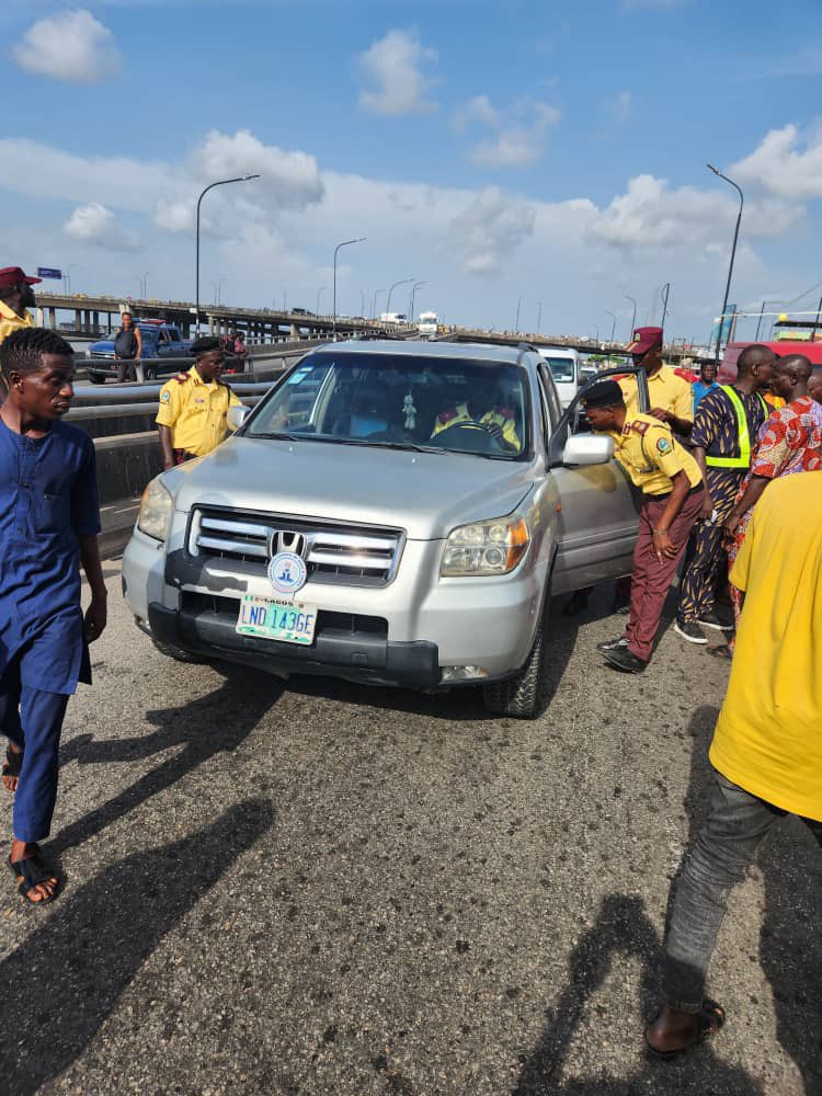 Sola_Giwa's tweet photo. Over 250 vehicles were apprehended. Safety prevails in Lagos and the enforcement continues. 

By extension, this is to warn members of the public that there are abundant approved parking spaces in Lagos. Do not patronize area boys and park indiscriminately.

@followlastma https://t.co/IcOj4yZKjv