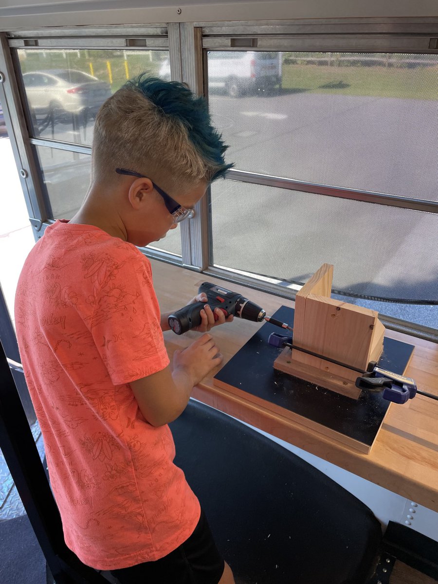AkronElem's tweet photo. Students on the Makerbus learning to use different tools to produce a product! ⁦@GoMounts⁩ https://t.co/LfBwSKBzss