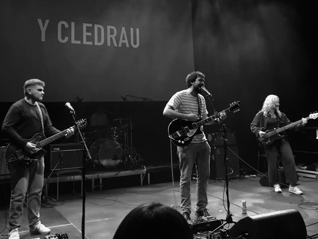 Pontio 14.10.23 …⬇️

Cyfarfod o’r Blaen di hitio 100,000 ar Spotify - diolch o galon❤️