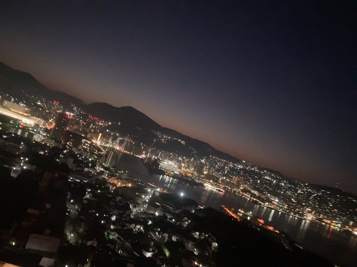sumire2050's tweet photo. 修学旅行なう
早朝のホテルからの景色が最高すぎる✨ https://t.co/70x8g8oXfw