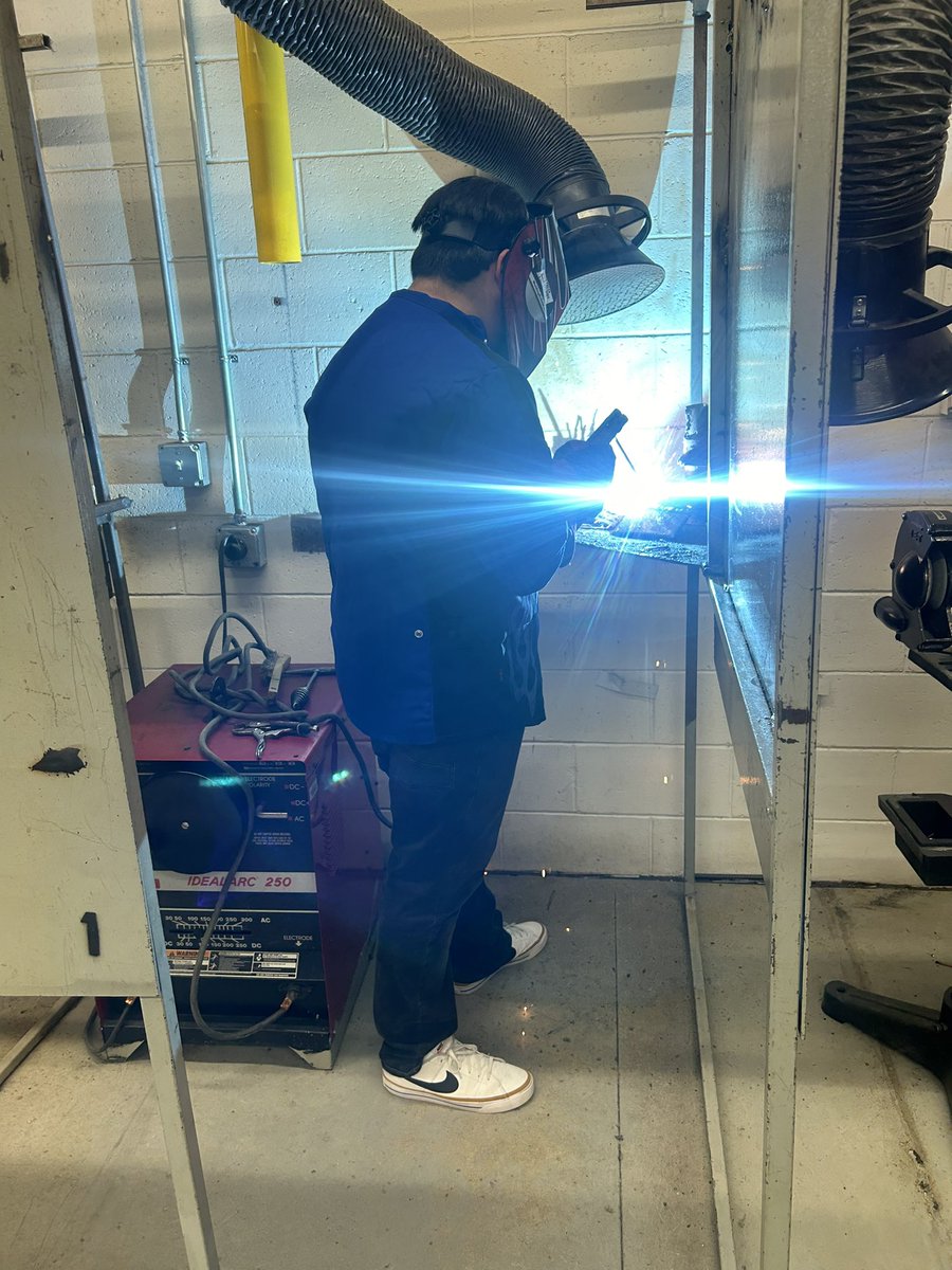VGarcia_AHS's tweet image. What do our Trailblazing Welders do during their lunchtime? Practice of course! Joey Barraza, Valeria Mena and Rudy Garcia burning E6010 this beautiful Wednesday . #strivetobethebest #BlazeUpAsUp
