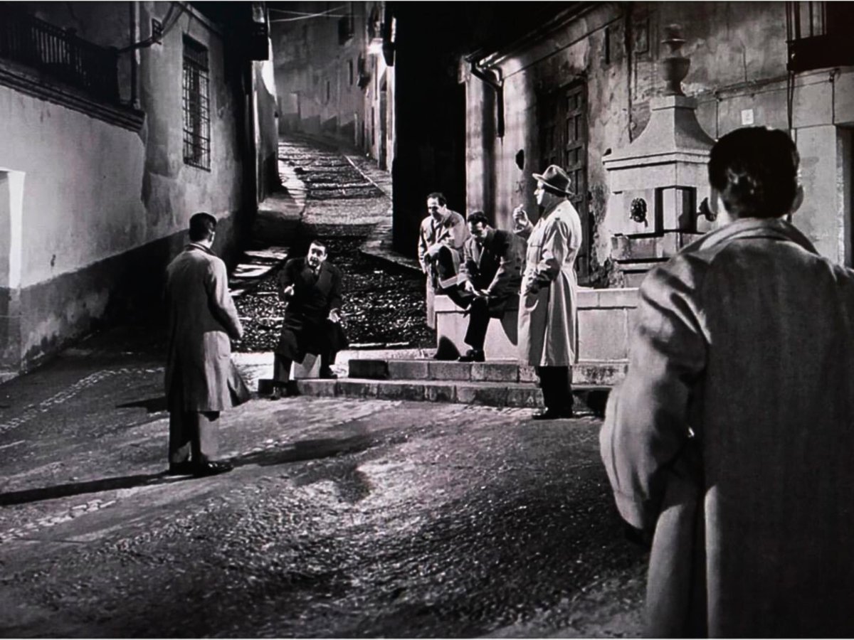 Los bellos rincones del casco antiguo de #Cuenca han sido escenarios del rodaje de algunas #Películas
En 1956 Juan Antonio Bardem filmó en las callejuelas y rincones de la parte vieja de la ciudad la película "Calle Mayor"
En esta Plaza de Santo Domingo rodó alguna de las escenas