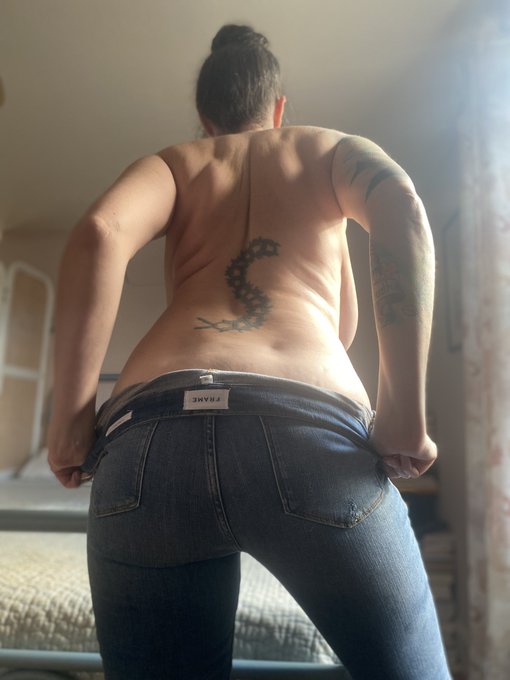 Nothing comes between me and my Calvins (the jeans are actually made by Frame 😉) #AssWednesday https://t<a href="/tag/asswednesday"class="tags"><span>#asswednesday</span></a>