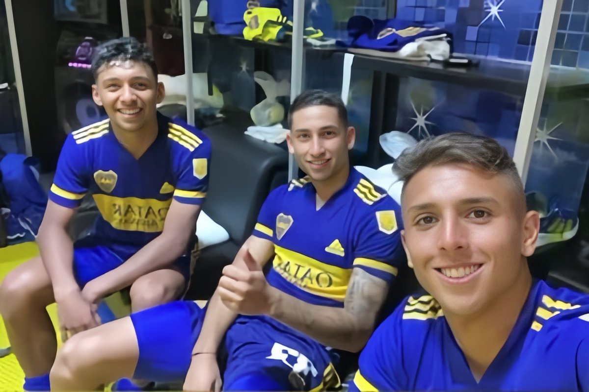 AlejoSerafino's tweet photo. Pensar que estos 3 chicos salieron de inferiores, fueron prácticamente de la misma camada y compartieron muchos años juntos.

El de la izquierda es una de las figuras del finalista de América en el Club más grande del continente.

El del medio la rompe en Portugal y fue vendido por $12.5M.

El de la derecha abandonó el Club, pero Boca lo ayudó y lo arropó. Una vez que ganó confianza, se peleó con el máximo ganador de la historia y luego se fue sin dejarle ni un peso a la institución.

También declaró que "ahora se sentía en casa" al firmar con Racing, pero cuando tuvo que demostrar -frente a Boca- no la tocó.

Ayer, de forma totalmente innecesaria, le pegó una patada a su amigo de toda la vida a 10 días de que este juegue una final.

Ah, y ni siquiera es titular en Racing.

El tiempo siempre pone las cosas en su lugar.