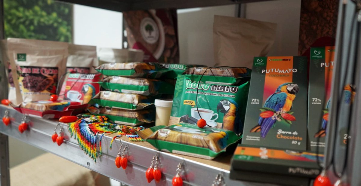 fcolombiaenpaz's tweet image. Cielo Obando llega desde #Putumayo para hacer parte de #Góndola2023 de @FenalcoNacional con apoyo de @ADR_Colombia.
 
Cielo y su familia son productores de chocolate y orgullo @Paissana_co.
Sus productos nacen un territorio afectado por el conflicto y hoy están #ConstruyendoPaz .