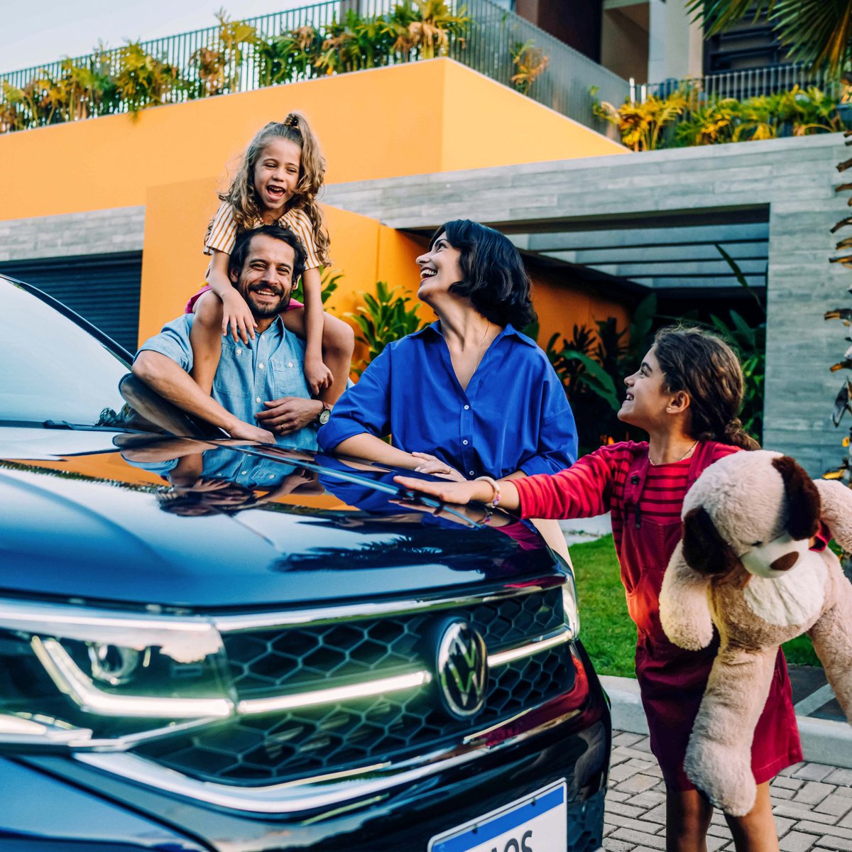 A família em um dia especial, viajando com agilidade, 
conforto, performance e economia. Nossa fanfic está criada a bordo do nosso crush, o Taos! 
Qual é a sua? #VWBrasil #Taos