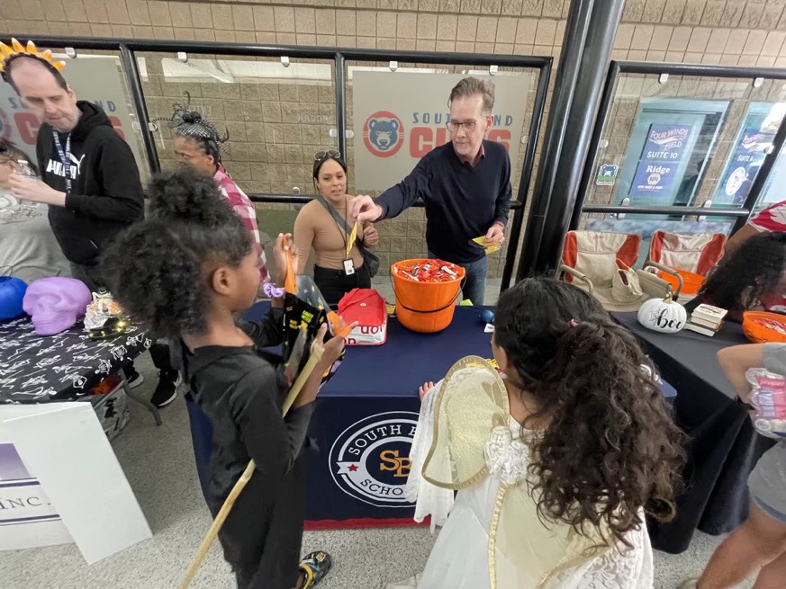 We had a blast handing out candy at Cops and Goblins last night! 🍭🎃 Thanks for having us @southbendpolice. It was wonderful getting to chat with all our South Bend Families and enjoy the warm weather!