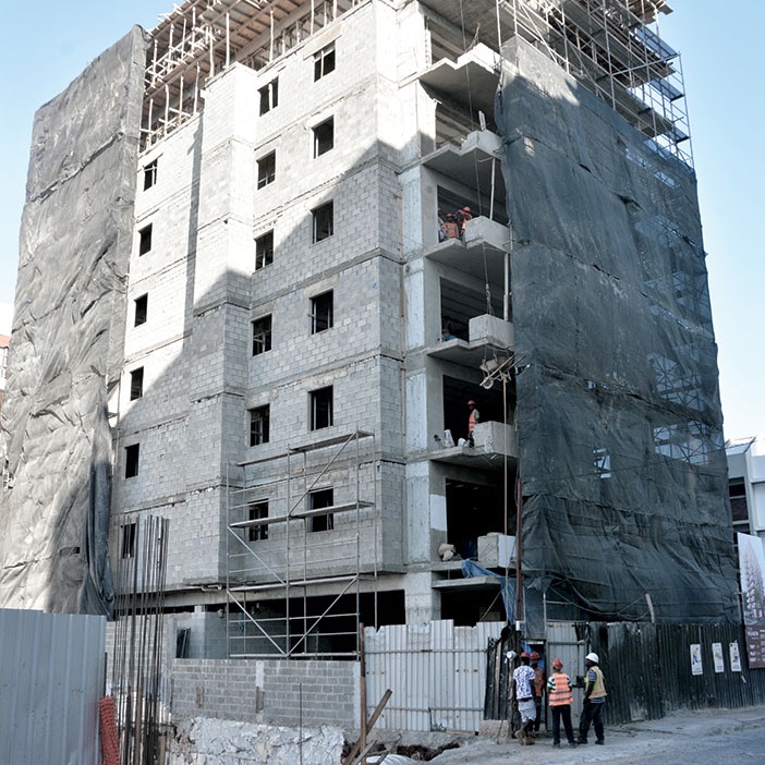 LuisDaSerrano's tweet photo. Las recientes subidas en los precios de los apartamentos en el DN ha sido impulsada, en esencia, por la venta en planos de propiedades que, en su mayoría, aún no han sido entregadas.

En gran parte de los proyectos de apartamentos que se anuncian como "Sold-Out" los compradores solo han pagado un 30% o un 50% del valor total acordado por la propiedad.

Un ejemplo común:

Un comprador adelanta US$ 60,000 para asegurar una propiedad en un proyecto y se anuncia como que la propiedad se vendió a un precio de US$ 180,000, elevando el precio de propiedades similares que ya se encuentran construidas.

Este "efecto multiplicador" del dinero propio de las construcciones en planos junto con la promesa de obtener rentabilidades en plataformas como AirBnb iguales a las obtenidas en el pasado (cuando la demanda de hospedajes temporales sobrepasaba con creces la oferta de apartamentos y los precios x m2 eran mucho menores) son la raíz de las recientes subidas en los precios.

La verdadera prueba vendrá cuando se finalice la entrega de todas estas unidades. Habrá que observar si los propietarios pueden cubrir sus préstamos con las rentas generadas, o si optan por vender para evitar descapitalizarse y enfrentar dificultades en el pago de las cuotas.

El problema no es la cantidad de apartamentos.

El problema son las expectativas de rentabilidad alejadas de la realidad, que impulsan a los individuos a adquirir préstamos hipotecarios a tasas altas para comprar propiedades en planos, contribuyendo a elevar aún más el precio de los apartamentos.